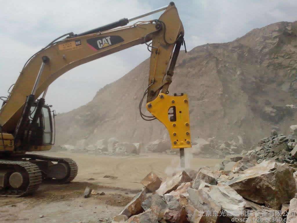 Connection method of breaking hammer and excavator