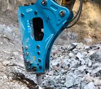 Hydraulic breaking hammer